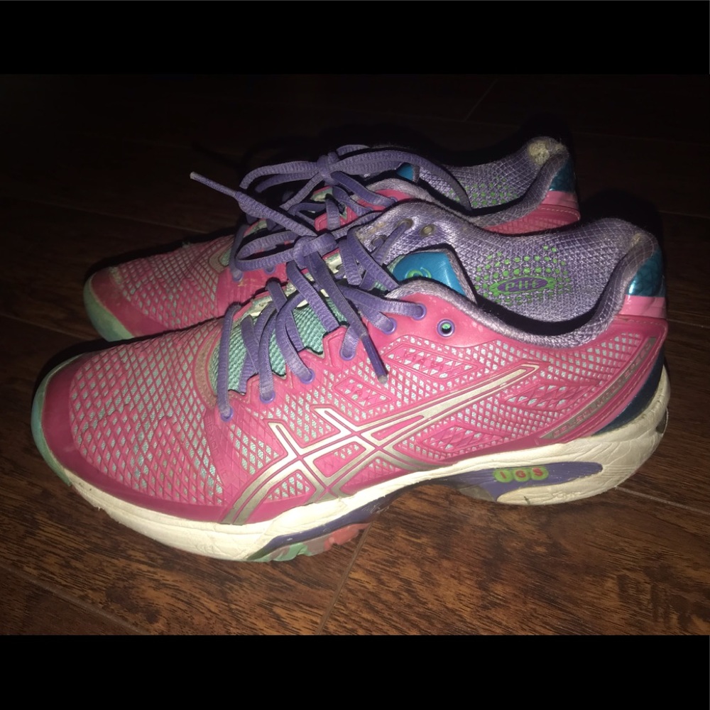 Used conditions ASICS bubble gum tennis shoes 🎾